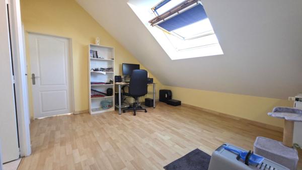 Maison 4 chambres environ 140m² centre de Donges avec vie de Plain-pied et grand jardin d'environ 800m² proche écoles et commerces.