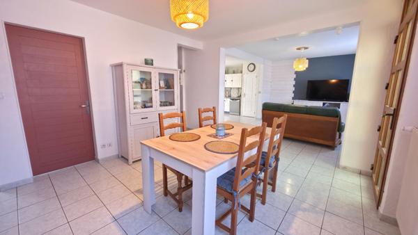 Maison 4 chambres environ 140m² centre de Donges avec vie de Plain-pied et grand jardin d'environ 800m² proche écoles et commerces.