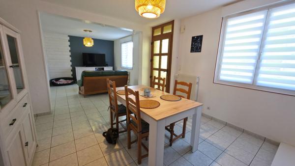 Maison 4 chambres environ 140m² centre de Donges avec vie de Plain-pied et grand jardin d'environ 800m² proche écoles et commerces.