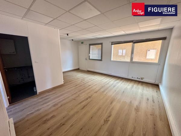 BUREAUX À LOUER EN RDC EN BORDURE D'AUTOROUTE