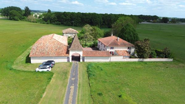 Maison Barbezieux Saint Hilaire 8 pièce(s) 341 m2 Barbezieux saint hilaire
