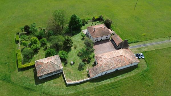 Maison Barbezieux Saint Hilaire 8 pièce(s) 341 m2 Barbezieux saint hilaire