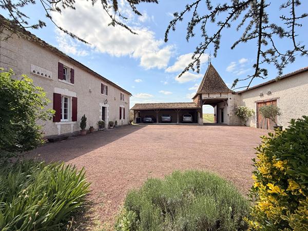 Maison Barbezieux Saint Hilaire 8 pièce(s) 341 m2 Barbezieux saint hilaire