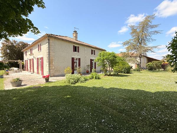 Maison Barbezieux Saint Hilaire 8 pièce(s) 341 m2 Barbezieux saint hilaire