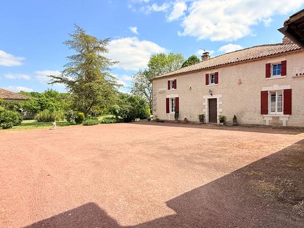 Maison Barbezieux Saint Hilaire 8 pièce(s) 341 m2 Barbezieux saint hilaire