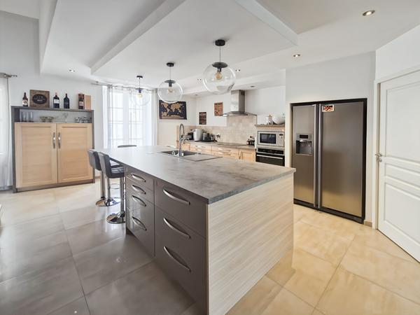 Maison sur 2 niveaux 131.71 m2 habitables + garage