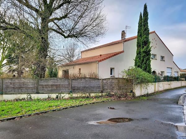 Pavillon économe (classe C) de 249 m2, 6 chambres et 2 garages