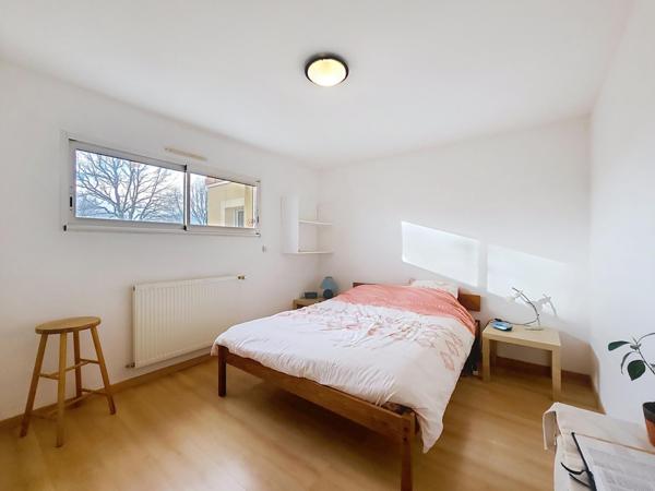 Pavillon économe (classe C) de 249 m2, 6 chambres et 2 garages