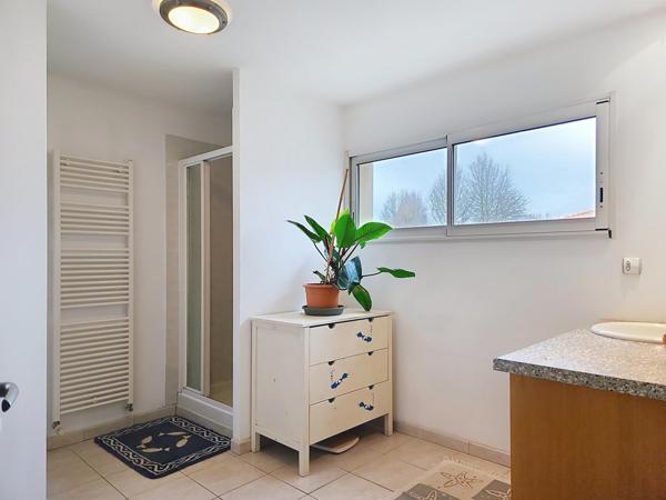 Pavillon économe (classe C) de 249 m2, 6 chambres et 2 garages