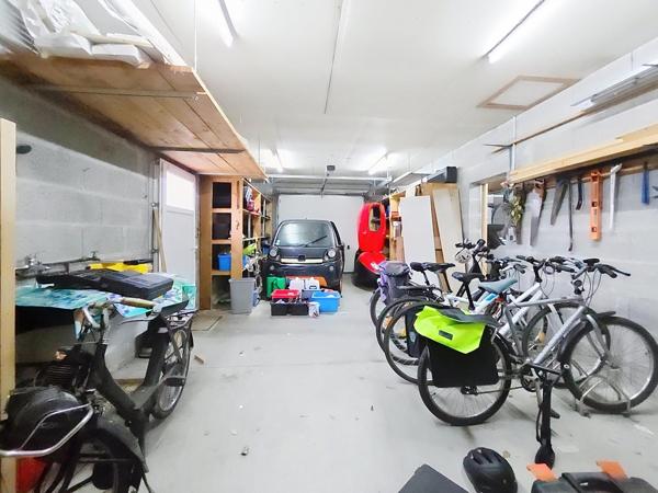 Pavillon économe (classe C) de 249 m2, 6 chambres et 2 garages