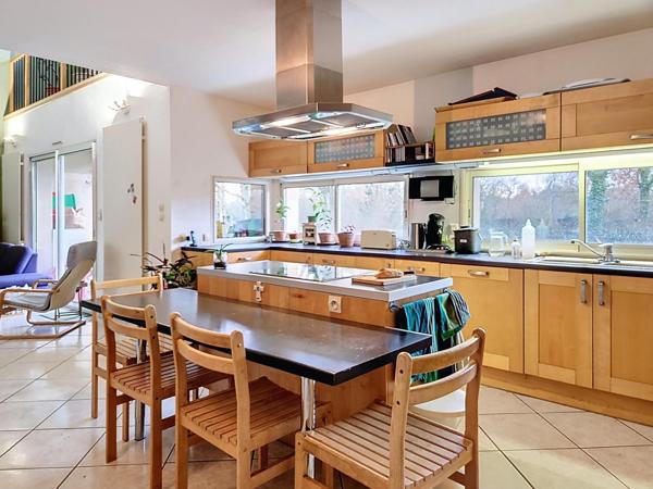 Pavillon économe (classe C) de 249 m2, 6 chambres et 2 garages