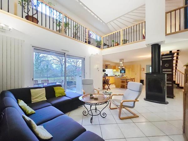 Pavillon économe (classe C) de 249 m2, 6 chambres et 2 garages