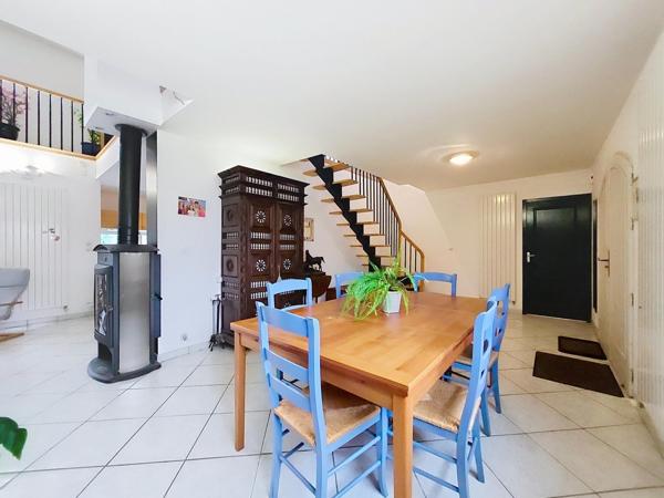 Pavillon économe (classe C) de 249 m2, 6 chambres et 2 garages