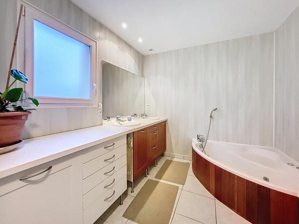 Pavillon économe (classe C) de 249 m2, 6 chambres et 2 garages