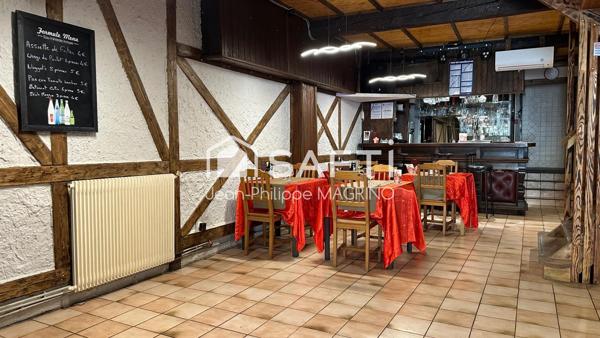 Immeuble à fort potentiel avec terrasse et stationnement.