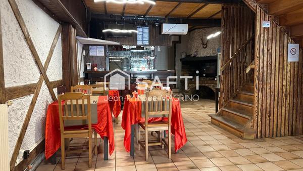 Immeuble à fort potentiel avec terrasse et stationnement.