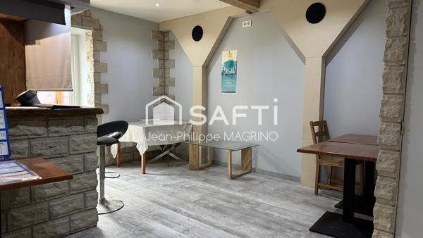 Immeuble à fort potentiel avec terrasse et stationnement.