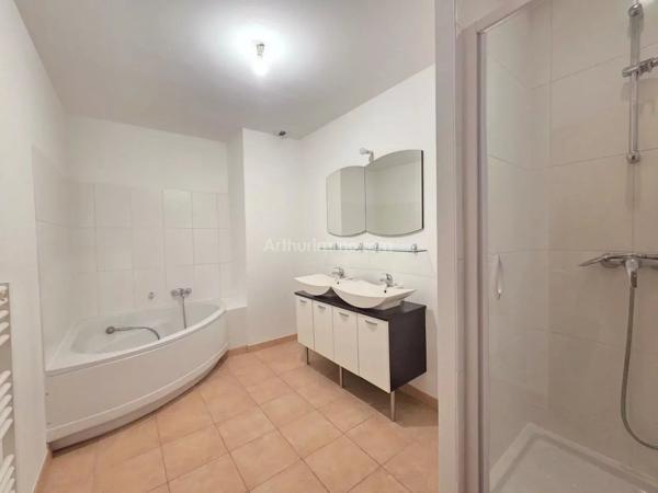 Vente                                                      Appartement
                        
                     3 pièces                      93 m2                     à Auray