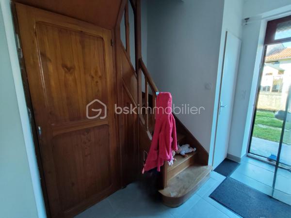 En exclusivité,
À découvrir sur la commune de Paizay-Naudouin, dans un environnement calme et agréable, cette maison familiale entièrement rénovée à l’intérieur offre de beaux volumes et un cadre de vie confortable. 

Caractéristiques principales :
Surface habitable : 150 m²
Terrain clos : 388 m²
8 pièces dont 5 chambres

🏠 Agencement :
Au rez-de-chaussée :

Une cuisine équipée récente (2025)
Un salon / séjour lumineux
Un WC indépendant
Une salle de jeux (ou chambre selon vos besoins)
Un cellier

À l’étage :

5 chambres
Une salle de bain complète avec douche, baignoire et double vasque
🔧 Équipements & prestations :
Huisseries double vitrage PVC
Toiture repassée  en 2022
Assainissement collectif
Chauffage fioul
Deux dépendances à rénover + chai (beau potentiel d’aménagement)

🌿 Extérieurs :
Terrain clos, facile d’entretien
Environnement calme

📍 Localisation :
Située à 10 minutes de Chef-Boutonne et Villefagnan
Cadre rural paisible, idéal pour une famille ou résidence secondaire

💬 Les + :

✔️ Intérieur rénové
✔️ 5 chambres
✔️ Dépendances avec potentiel
✔️ Secteur calme

👉 Une maison idéale pour une famille à la recherche d’espace et de tranquillité !