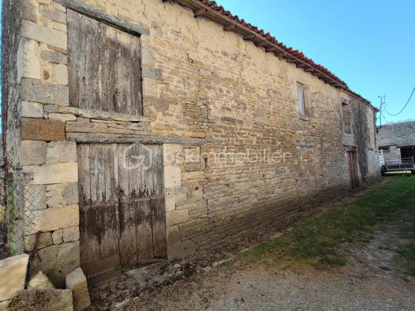En exclusivité,
À découvrir sur la commune de Paizay-Naudouin, dans un environnement calme et agréable, cette maison familiale entièrement rénovée à l’intérieur offre de beaux volumes et un cadre de vie confortable. 

Caractéristiques principales :
Surface habitable : 150 m²
Terrain clos : 388 m²
8 pièces dont 5 chambres

🏠 Agencement :
Au rez-de-chaussée :

Une cuisine équipée récente (2025)
Un salon / séjour lumineux
Un WC indépendant
Une salle de jeux (ou chambre selon vos besoins)
Un cellier

À l’étage :

5 chambres
Une salle de bain complète avec douche, baignoire et double vasque
🔧 Équipements & prestations :
Huisseries double vitrage PVC
Toiture repassée  en 2022
Assainissement collectif
Chauffage fioul
Deux dépendances à rénover + chai (beau potentiel d’aménagement)

🌿 Extérieurs :
Terrain clos, facile d’entretien
Environnement calme

📍 Localisation :
Située à 10 minutes de Chef-Boutonne et Villefagnan
Cadre rural paisible, idéal pour une famille ou résidence secondaire

💬 Les + :

✔️ Intérieur rénové
✔️ 5 chambres
✔️ Dépendances avec potentiel
✔️ Secteur calme

👉 Une maison idéale pour une famille à la recherche d’espace et de tranquillité !