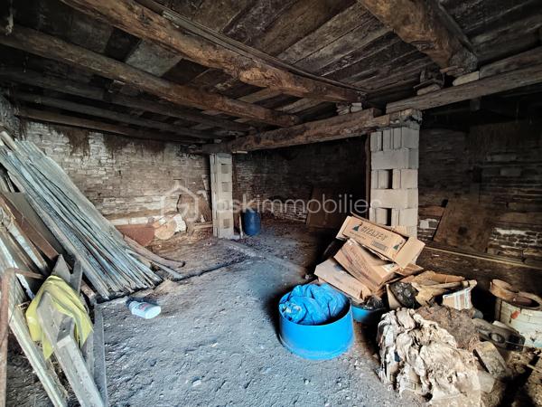 En exclusivité,
À découvrir sur la commune de Paizay-Naudouin, dans un environnement calme et agréable, cette maison familiale entièrement rénovée à l’intérieur offre de beaux volumes et un cadre de vie confortable. 

Caractéristiques principales :
Surface habitable : 150 m²
Terrain clos : 388 m²
8 pièces dont 5 chambres

🏠 Agencement :
Au rez-de-chaussée :

Une cuisine équipée récente (2025)
Un salon / séjour lumineux
Un WC indépendant
Une salle de jeux (ou chambre selon vos besoins)
Un cellier

À l’étage :

5 chambres
Une salle de bain complète avec douche, baignoire et double vasque
🔧 Équipements & prestations :
Huisseries double vitrage PVC
Toiture repassée  en 2022
Assainissement collectif
Chauffage fioul
Deux dépendances à rénover + chai (beau potentiel d’aménagement)

🌿 Extérieurs :
Terrain clos, facile d’entretien
Environnement calme

📍 Localisation :
Située à 10 minutes de Chef-Boutonne et Villefagnan
Cadre rural paisible, idéal pour une famille ou résidence secondaire

💬 Les + :

✔️ Intérieur rénové
✔️ 5 chambres
✔️ Dépendances avec potentiel
✔️ Secteur calme

👉 Une maison idéale pour une famille à la recherche d’espace et de tranquillité !