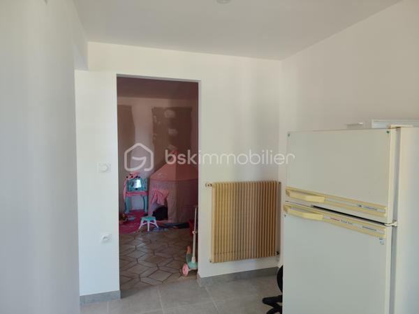 En exclusivité,
À découvrir sur la commune de Paizay-Naudouin, dans un environnement calme et agréable, cette maison familiale entièrement rénovée à l’intérieur offre de beaux volumes et un cadre de vie confortable. 

Caractéristiques principales :
Surface habitable : 150 m²
Terrain clos : 388 m²
8 pièces dont 5 chambres

🏠 Agencement :
Au rez-de-chaussée :

Une cuisine équipée récente (2025)
Un salon / séjour lumineux
Un WC indépendant
Une salle de jeux (ou chambre selon vos besoins)
Un cellier

À l’étage :

5 chambres
Une salle de bain complète avec douche, baignoire et double vasque
🔧 Équipements & prestations :
Huisseries double vitrage PVC
Toiture repassée  en 2022
Assainissement collectif
Chauffage fioul
Deux dépendances à rénover + chai (beau potentiel d’aménagement)

🌿 Extérieurs :
Terrain clos, facile d’entretien
Environnement calme

📍 Localisation :
Située à 10 minutes de Chef-Boutonne et Villefagnan
Cadre rural paisible, idéal pour une famille ou résidence secondaire

💬 Les + :

✔️ Intérieur rénové
✔️ 5 chambres
✔️ Dépendances avec potentiel
✔️ Secteur calme

👉 Une maison idéale pour une famille à la recherche d’espace et de tranquillité !