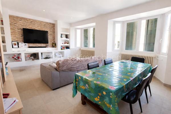 En exclusivité,
À découvrir sur la commune de Paizay-Naudouin, dans un environnement calme et agréable, cette maison familiale entièrement rénovée à l’intérieur offre de beaux volumes et un cadre de vie confortable. 

Caractéristiques principales :
Surface habitable : 150 m²
Terrain clos : 388 m²
8 pièces dont 5 chambres

🏠 Agencement :
Au rez-de-chaussée :

Une cuisine équipée récente (2025)
Un salon / séjour lumineux
Un WC indépendant
Une salle de jeux (ou chambre selon vos besoins)
Un cellier

À l’étage :

5 chambres
Une salle de bain complète avec douche, baignoire et double vasque
🔧 Équipements & prestations :
Huisseries double vitrage PVC
Toiture repassée  en 2022
Assainissement collectif
Chauffage fioul
Deux dépendances à rénover + chai (beau potentiel d’aménagement)

🌿 Extérieurs :
Terrain clos, facile d’entretien
Environnement calme

📍 Localisation :
Située à 10 minutes de Chef-Boutonne et Villefagnan
Cadre rural paisible, idéal pour une famille ou résidence secondaire

💬 Les + :

✔️ Intérieur rénové
✔️ 5 chambres
✔️ Dépendances avec potentiel
✔️ Secteur calme

👉 Une maison idéale pour une famille à la recherche d’espace et de tranquillité !