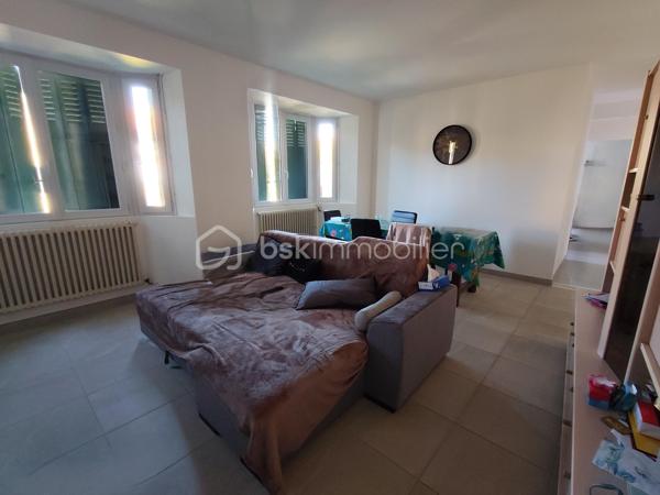 En exclusivité,
À découvrir sur la commune de Paizay-Naudouin, dans un environnement calme et agréable, cette maison familiale entièrement rénovée à l’intérieur offre de beaux volumes et un cadre de vie confortable. 

Caractéristiques principales :
Surface habitable : 150 m²
Terrain clos : 388 m²
8 pièces dont 5 chambres

🏠 Agencement :
Au rez-de-chaussée :

Une cuisine équipée récente (2025)
Un salon / séjour lumineux
Un WC indépendant
Une salle de jeux (ou chambre selon vos besoins)
Un cellier

À l’étage :

5 chambres
Une salle de bain complète avec douche, baignoire et double vasque
🔧 Équipements & prestations :
Huisseries double vitrage PVC
Toiture repassée  en 2022
Assainissement collectif
Chauffage fioul
Deux dépendances à rénover + chai (beau potentiel d’aménagement)

🌿 Extérieurs :
Terrain clos, facile d’entretien
Environnement calme

📍 Localisation :
Située à 10 minutes de Chef-Boutonne et Villefagnan
Cadre rural paisible, idéal pour une famille ou résidence secondaire

💬 Les + :

✔️ Intérieur rénové
✔️ 5 chambres
✔️ Dépendances avec potentiel
✔️ Secteur calme

👉 Une maison idéale pour une famille à la recherche d’espace et de tranquillité !