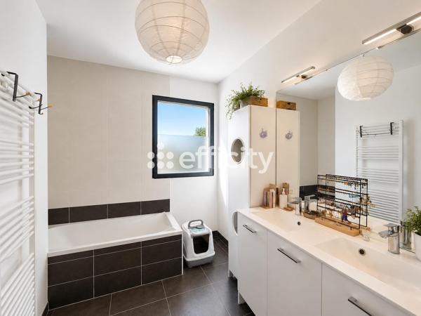 Maison
         6 pièces
        - 111 m² Exclusivité 335 000 € *