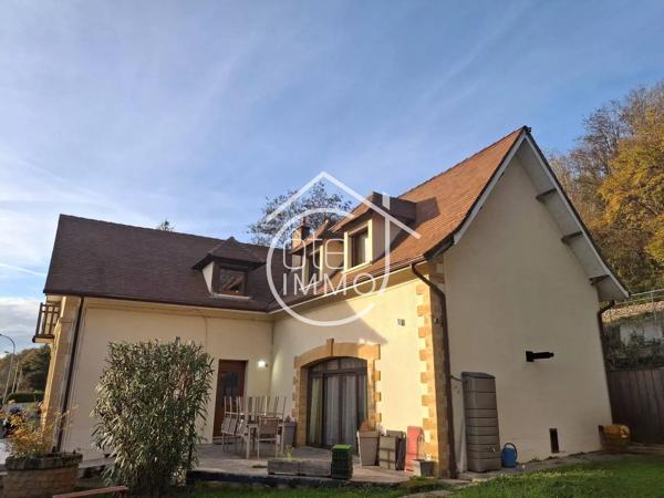 CREYSSE: Belle maison familiale d'environ 240m² entièrement rénovée avec jardin
