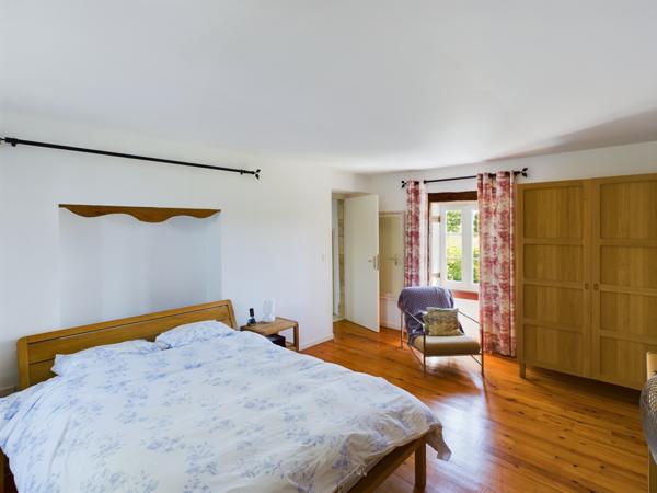 Bourg-de-Visa (82190) TARN ET GARONNE BOURG DE VISA Authentique maison en pierre avec 4 chambres, grange et piscine 4857m2 jardin