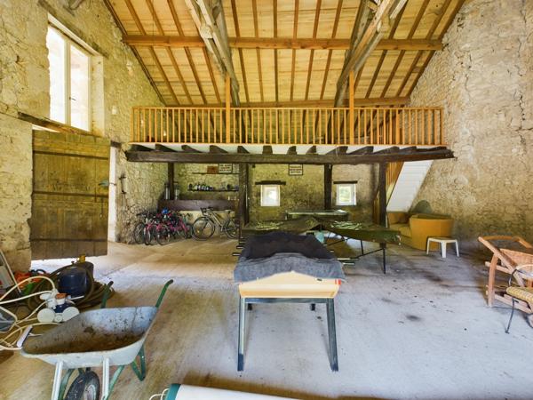 Bourg-de-Visa (82190) TARN ET GARONNE BOURG DE VISA Authentique maison en pierre avec 4 chambres, grange et piscine 4857m2 jardin