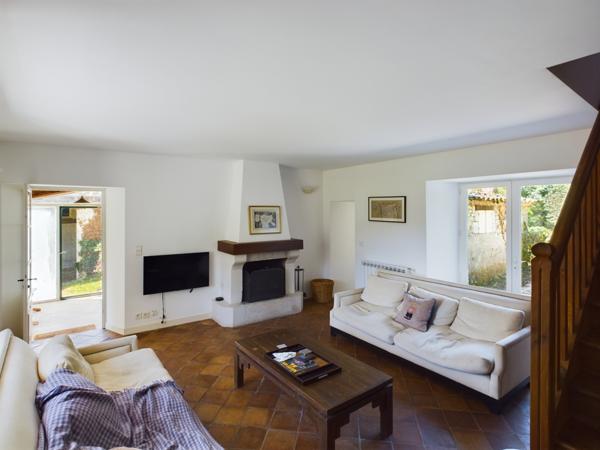 Bourg-de-Visa (82190) TARN ET GARONNE BOURG DE VISA Authentique maison en pierre avec 4 chambres, grange et piscine 4857m2 jardin