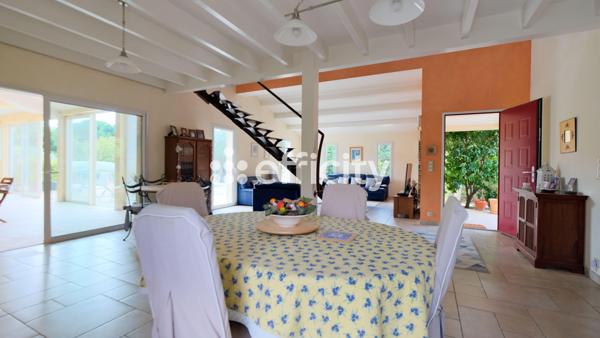 Maison
         5 pièces
        - 220 m² Bien prestige 795 000 € *