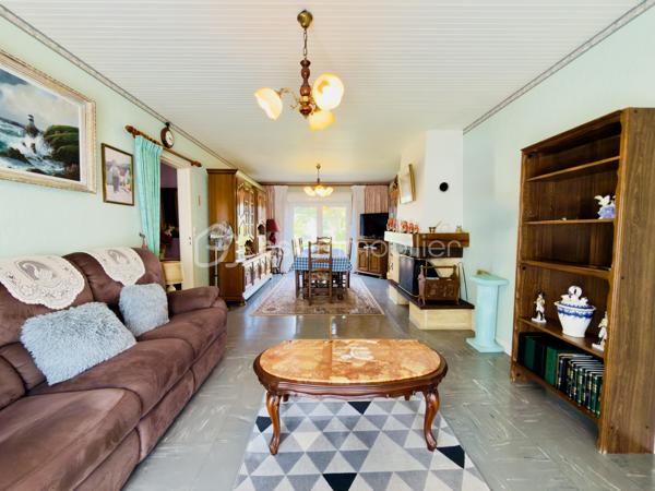 Venez découvrir cette agréable maison familiale mitoyenne d'environ 93,8 m² habitables et parfaitement entretenue au fil des années par ses propriétaires.

Dès l'entrée, vous apprécierez ses volumes fonctionnels, sa luminosité et son excellent état général. Une maison saine, immédiatement habitable, offrant un beau potentiel de personnalisation selon vos envies.

Au rez-de-chaussée, vous trouverez :

• Une entrée accueillante
• Un séjour lumineux d'environ 27 m² agrémenté d'une cheminée, apportant charme et convivialité à la pièce de vie
• Une cuisine indépendante entièrement équipée qui restera en place
• Un WC indépendant

À l'étage :

• Trois chambres confortables
• Une salle de bains indépendante
• Un WC séparé
• Deux espaces de rangement fermés particulièrement pratiques au quotidien

Les prestations :

- Chauffage au gaz
- Cheminée dans le séjour
- Fenêtres PVC double vitrage
- Volets roulants électriques
- Cuisine équipée conservée
- Garage avec porte motorisée et arrivée d'eau
- Sous-sol complet d'environ 45 m² avec chauffage, ventilation naturelle et arrivée d'eau pour l'espace buanderie
- Nombreux espaces de stockage

Côté extérieur, vous profiterez d'un agréable espace à l'avant de la maison permettant d'aménager un coin terrasse ainsi que d'un jardin à l'arrière, idéal pour les repas en famille, les enfants ou les animaux de compagnie.

Cette maison séduira les acquéreurs à la recherche d'un bien entretenu, fonctionnel et offrant de beaux espaces annexes rarement proposés sur le secteur.

- Surface habitable : 93,8 m²
- Terrain : 138 m²
- 3 chambres
- Cheminée
- Garage avec porte motorisée
- Sous-sol complet d'environ 45 m²
- DPE : D

Prix : 169 000 € HAI

Le Havre – Secteur Beaulieu / Caucriauville

Une visite s'impose !

Pour plus d'informations ou organiser une visite, contactez-moi.

Eva Juhasz
Conseillère Immobilier BSK Immobilier