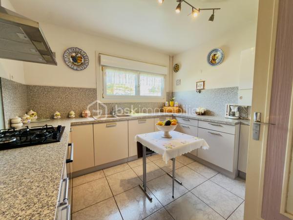 Venez découvrir cette agréable maison familiale mitoyenne d'environ 93,8 m² habitables et parfaitement entretenue au fil des années par ses propriétaires.

Dès l'entrée, vous apprécierez ses volumes fonctionnels, sa luminosité et son excellent état général. Une maison saine, immédiatement habitable, offrant un beau potentiel de personnalisation selon vos envies.

Au rez-de-chaussée, vous trouverez :

• Une entrée accueillante
• Un séjour lumineux d'environ 27 m² agrémenté d'une cheminée, apportant charme et convivialité à la pièce de vie
• Une cuisine indépendante entièrement équipée qui restera en place
• Un WC indépendant

À l'étage :

• Trois chambres confortables
• Une salle de bains indépendante
• Un WC séparé
• Deux espaces de rangement fermés particulièrement pratiques au quotidien

Les prestations :

- Chauffage au gaz
- Cheminée dans le séjour
- Fenêtres PVC double vitrage
- Volets roulants électriques
- Cuisine équipée conservée
- Garage avec porte motorisée et arrivée d'eau
- Sous-sol complet d'environ 45 m² avec chauffage, ventilation naturelle et arrivée d'eau pour l'espace buanderie
- Nombreux espaces de stockage

Côté extérieur, vous profiterez d'un agréable espace à l'avant de la maison permettant d'aménager un coin terrasse ainsi que d'un jardin à l'arrière, idéal pour les repas en famille, les enfants ou les animaux de compagnie.

Cette maison séduira les acquéreurs à la recherche d'un bien entretenu, fonctionnel et offrant de beaux espaces annexes rarement proposés sur le secteur.

- Surface habitable : 93,8 m²
- Terrain : 138 m²
- 3 chambres
- Cheminée
- Garage avec porte motorisée
- Sous-sol complet d'environ 45 m²
- DPE : D

Prix : 169 000 € HAI

Le Havre – Secteur Beaulieu / Caucriauville

Une visite s'impose !

Pour plus d'informations ou organiser une visite, contactez-moi.

Eva Juhasz
Conseillère Immobilier BSK Immobilier