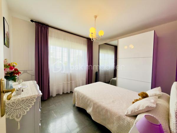 Venez découvrir cette agréable maison familiale mitoyenne d'environ 93,8 m² habitables et parfaitement entretenue au fil des années par ses propriétaires.

Dès l'entrée, vous apprécierez ses volumes fonctionnels, sa luminosité et son excellent état général. Une maison saine, immédiatement habitable, offrant un beau potentiel de personnalisation selon vos envies.

Au rez-de-chaussée, vous trouverez :

• Une entrée accueillante
• Un séjour lumineux d'environ 27 m² agrémenté d'une cheminée, apportant charme et convivialité à la pièce de vie
• Une cuisine indépendante entièrement équipée qui restera en place
• Un WC indépendant

À l'étage :

• Trois chambres confortables
• Une salle de bains indépendante
• Un WC séparé
• Deux espaces de rangement fermés particulièrement pratiques au quotidien

Les prestations :

- Chauffage au gaz
- Cheminée dans le séjour
- Fenêtres PVC double vitrage
- Volets roulants électriques
- Cuisine équipée conservée
- Garage avec porte motorisée et arrivée d'eau
- Sous-sol complet d'environ 45 m² avec chauffage, ventilation naturelle et arrivée d'eau pour l'espace buanderie
- Nombreux espaces de stockage

Côté extérieur, vous profiterez d'un agréable espace à l'avant de la maison permettant d'aménager un coin terrasse ainsi que d'un jardin à l'arrière, idéal pour les repas en famille, les enfants ou les animaux de compagnie.

Cette maison séduira les acquéreurs à la recherche d'un bien entretenu, fonctionnel et offrant de beaux espaces annexes rarement proposés sur le secteur.

- Surface habitable : 93,8 m²
- Terrain : 138 m²
- 3 chambres
- Cheminée
- Garage avec porte motorisée
- Sous-sol complet d'environ 45 m²
- DPE : D

Prix : 169 000 € HAI

Le Havre – Secteur Beaulieu / Caucriauville

Une visite s'impose !

Pour plus d'informations ou organiser une visite, contactez-moi.

Eva Juhasz
Conseillère Immobilier BSK Immobilier