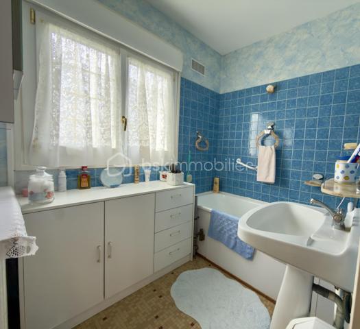 Venez découvrir cette agréable maison familiale mitoyenne d'environ 93,8 m² habitables et parfaitement entretenue au fil des années par ses propriétaires.

Dès l'entrée, vous apprécierez ses volumes fonctionnels, sa luminosité et son excellent état général. Une maison saine, immédiatement habitable, offrant un beau potentiel de personnalisation selon vos envies.

Au rez-de-chaussée, vous trouverez :

• Une entrée accueillante
• Un séjour lumineux d'environ 27 m² agrémenté d'une cheminée, apportant charme et convivialité à la pièce de vie
• Une cuisine indépendante entièrement équipée qui restera en place
• Un WC indépendant

À l'étage :

• Trois chambres confortables
• Une salle de bains indépendante
• Un WC séparé
• Deux espaces de rangement fermés particulièrement pratiques au quotidien

Les prestations :

- Chauffage au gaz
- Cheminée dans le séjour
- Fenêtres PVC double vitrage
- Volets roulants électriques
- Cuisine équipée conservée
- Garage avec porte motorisée et arrivée d'eau
- Sous-sol complet d'environ 45 m² avec chauffage, ventilation naturelle et arrivée d'eau pour l'espace buanderie
- Nombreux espaces de stockage

Côté extérieur, vous profiterez d'un agréable espace à l'avant de la maison permettant d'aménager un coin terrasse ainsi que d'un jardin à l'arrière, idéal pour les repas en famille, les enfants ou les animaux de compagnie.

Cette maison séduira les acquéreurs à la recherche d'un bien entretenu, fonctionnel et offrant de beaux espaces annexes rarement proposés sur le secteur.

- Surface habitable : 93,8 m²
- Terrain : 138 m²
- 3 chambres
- Cheminée
- Garage avec porte motorisée
- Sous-sol complet d'environ 45 m²
- DPE : D

Prix : 169 000 € HAI

Le Havre – Secteur Beaulieu / Caucriauville

Une visite s'impose !

Pour plus d'informations ou organiser une visite, contactez-moi.

Eva Juhasz
Conseillère Immobilier BSK Immobilier