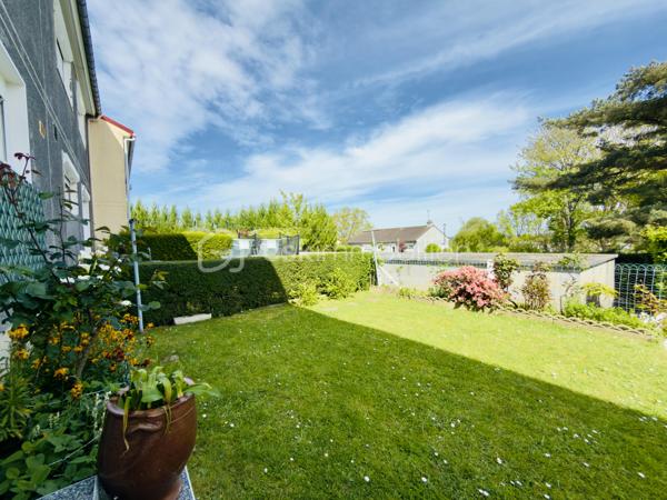 Venez découvrir cette agréable maison familiale mitoyenne d'environ 93,8 m² habitables et parfaitement entretenue au fil des années par ses propriétaires.

Dès l'entrée, vous apprécierez ses volumes fonctionnels, sa luminosité et son excellent état général. Une maison saine, immédiatement habitable, offrant un beau potentiel de personnalisation selon vos envies.

Au rez-de-chaussée, vous trouverez :

• Une entrée accueillante
• Un séjour lumineux d'environ 27 m² agrémenté d'une cheminée, apportant charme et convivialité à la pièce de vie
• Une cuisine indépendante entièrement équipée qui restera en place
• Un WC indépendant

À l'étage :

• Trois chambres confortables
• Une salle de bains indépendante
• Un WC séparé
• Deux espaces de rangement fermés particulièrement pratiques au quotidien

Les prestations :

- Chauffage au gaz
- Cheminée dans le séjour
- Fenêtres PVC double vitrage
- Volets roulants électriques
- Cuisine équipée conservée
- Garage avec porte motorisée et arrivée d'eau
- Sous-sol complet d'environ 45 m² avec chauffage, ventilation naturelle et arrivée d'eau pour l'espace buanderie
- Nombreux espaces de stockage

Côté extérieur, vous profiterez d'un agréable espace à l'avant de la maison permettant d'aménager un coin terrasse ainsi que d'un jardin à l'arrière, idéal pour les repas en famille, les enfants ou les animaux de compagnie.

Cette maison séduira les acquéreurs à la recherche d'un bien entretenu, fonctionnel et offrant de beaux espaces annexes rarement proposés sur le secteur.

- Surface habitable : 93,8 m²
- Terrain : 138 m²
- 3 chambres
- Cheminée
- Garage avec porte motorisée
- Sous-sol complet d'environ 45 m²
- DPE : D

Prix : 169 000 € HAI

Le Havre – Secteur Beaulieu / Caucriauville

Une visite s'impose !

Pour plus d'informations ou organiser une visite, contactez-moi.

Eva Juhasz
Conseillère Immobilier BSK Immobilier