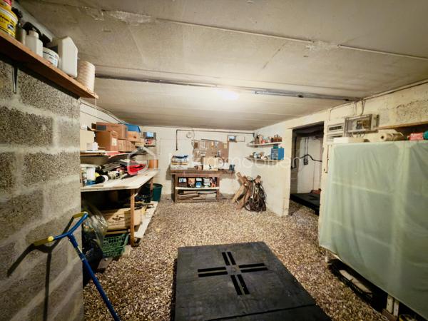 Venez découvrir cette agréable maison familiale mitoyenne d'environ 93,8 m² habitables et parfaitement entretenue au fil des années par ses propriétaires.

Dès l'entrée, vous apprécierez ses volumes fonctionnels, sa luminosité et son excellent état général. Une maison saine, immédiatement habitable, offrant un beau potentiel de personnalisation selon vos envies.

Au rez-de-chaussée, vous trouverez :

• Une entrée accueillante
• Un séjour lumineux d'environ 27 m² agrémenté d'une cheminée, apportant charme et convivialité à la pièce de vie
• Une cuisine indépendante entièrement équipée qui restera en place
• Un WC indépendant

À l'étage :

• Trois chambres confortables
• Une salle de bains indépendante
• Un WC séparé
• Deux espaces de rangement fermés particulièrement pratiques au quotidien

Les prestations :

- Chauffage au gaz
- Cheminée dans le séjour
- Fenêtres PVC double vitrage
- Volets roulants électriques
- Cuisine équipée conservée
- Garage avec porte motorisée et arrivée d'eau
- Sous-sol complet d'environ 45 m² avec chauffage, ventilation naturelle et arrivée d'eau pour l'espace buanderie
- Nombreux espaces de stockage

Côté extérieur, vous profiterez d'un agréable espace à l'avant de la maison permettant d'aménager un coin terrasse ainsi que d'un jardin à l'arrière, idéal pour les repas en famille, les enfants ou les animaux de compagnie.

Cette maison séduira les acquéreurs à la recherche d'un bien entretenu, fonctionnel et offrant de beaux espaces annexes rarement proposés sur le secteur.

- Surface habitable : 93,8 m²
- Terrain : 138 m²
- 3 chambres
- Cheminée
- Garage avec porte motorisée
- Sous-sol complet d'environ 45 m²
- DPE : D

Prix : 169 000 € HAI

Le Havre – Secteur Beaulieu / Caucriauville

Une visite s'impose !

Pour plus d'informations ou organiser une visite, contactez-moi.

Eva Juhasz
Conseillère Immobilier BSK Immobilier