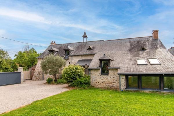 Longère rénovée de caractère avec jardin arboré