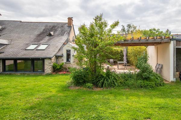 Longère rénovée de caractère avec jardin arboré