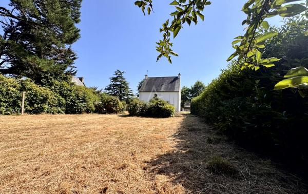 Grand terrain constructible libre de constructeur 1125m² – Bourg de Mériadec.
