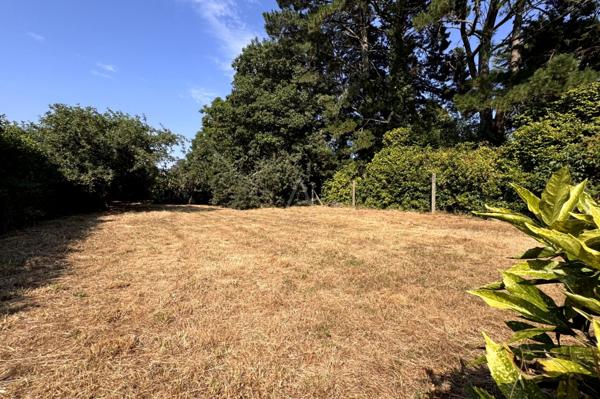 Grand terrain constructible libre de constructeur 1125m² – Bourg de Mériadec.
