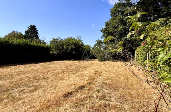 Grand terrain constructible libre de constructeur 1125m² – Bourg de Mériadec.