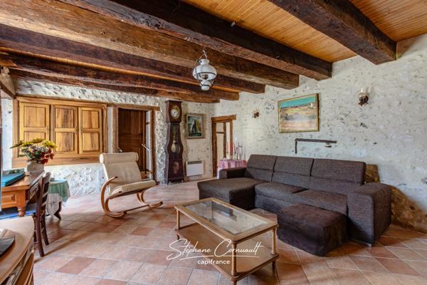 Maison en pierre de 157m² avec 6,3ha de bois et prairies
