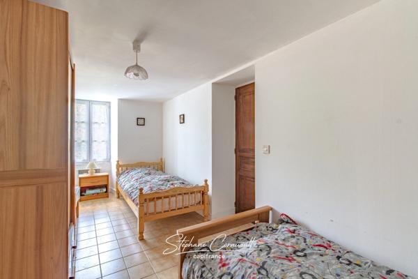 Maison en pierre de 157m² avec 6,3ha de bois et prairies