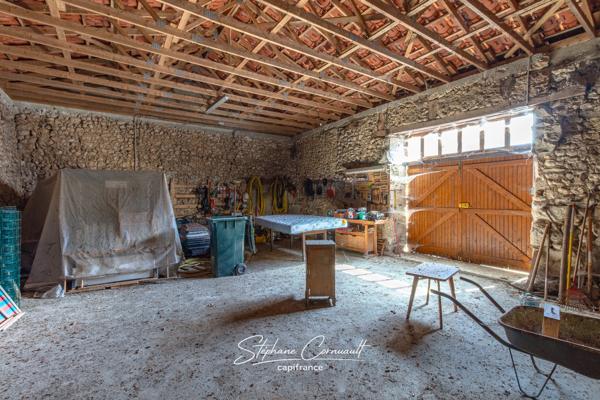 Maison en pierre de 157m² avec 6,3ha de bois et prairies