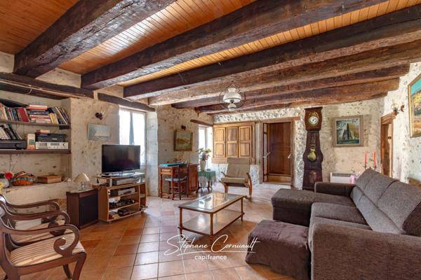 Maison en pierre de 157m² avec 6,3ha de bois et prairies