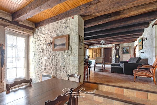 Maison en pierre de 157m² avec 6,3ha de bois et prairies